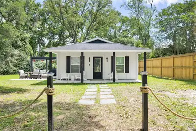 Image de Love Shack in Foley/ Hot Tub / Modern Cozy