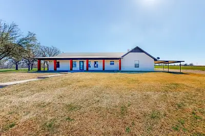 Image de Expansive property with pond, pool, fireplace & pool table - dog-friendly