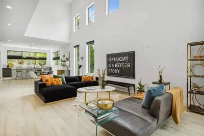 Image de Well-appointed, modern, bright, open, 3 level
