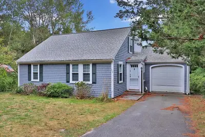Image de Renovated, river view home with yard games - walk to town dock & beach