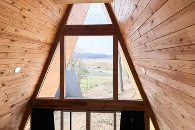 Image de Dog-friendly A-frame cabin with loft, balcony, full kitchen, & washer/dryer