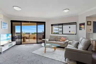 Image de Coastal 3-Bed with Parking, Pool & Ocean View