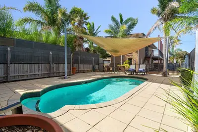 Image de Spacious 4-Bed Home 5-min from the Beach