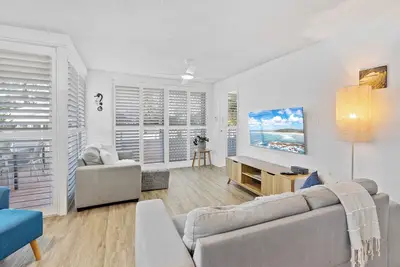 Image de Ocean and Pool Views from Beachside Apartment!