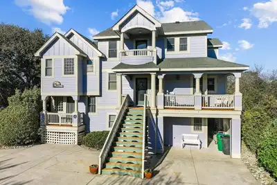 Image de Unique coastal home with six bedrooms, pool, athletic courts, decks, W/D, & Ac