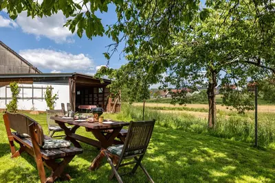 Image de Appartement 'Ferienhof Im Salzbachtal Comfort Og' avec jardin partagé et balcon
