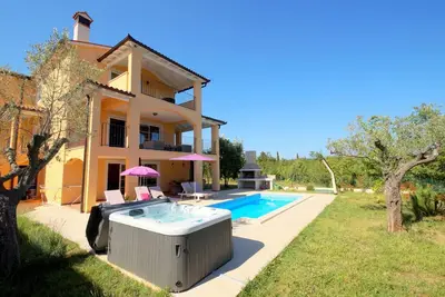 Image de Villa avec piscine et jardin clפturי