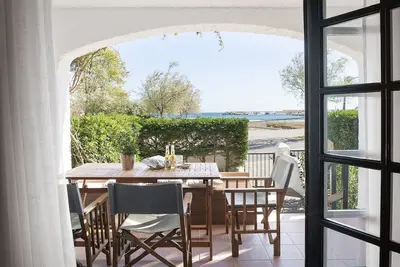Duplex en première ligne de mer avec piscine communautaire pour 6 personnes