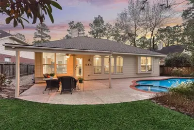 Image de Lovely Woodlands home w\/heated pool and spa!