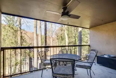 Image de Ski View Condo by Beyond Expectations: 2br w/ Fireplace & Near Ober Mountain