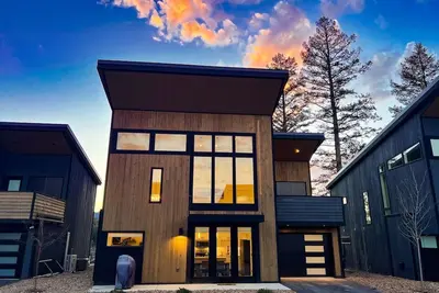 Image de Summit View Retreat, New Quarry Property, 3 Bed / 4 Bath, Sleeps 10, Pool / Hot Tub / Sauna / Gym