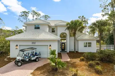 Image de Gated Community, Golf Cart, Bikes, Private Pool and close to the Beach!