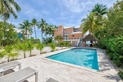 Image de Southern Comfort - Charming oceanfront private oasis!