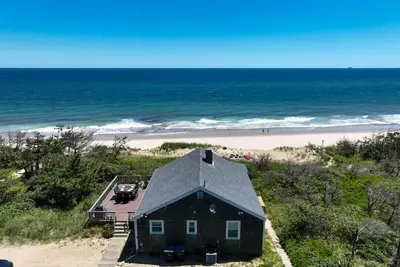 Image de Stunning Waterfront Views, Beach steps away!