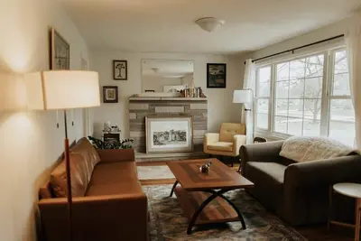 Image de Sleeps 8 | Pet Friendly | Bloomington Bliss