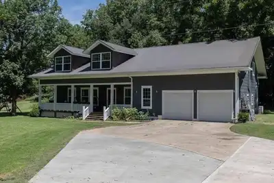 Image de Spacious home in quaint & quiet area. Lots of natural space & centrally located!