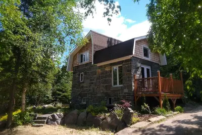 Image de Stone House and outdoor living space on 6 acers of landscaped garden.