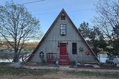 Image de A-Frame Cabin on Lake Galilee