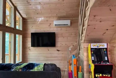 Image de Hillside Hideaway! New hot tub! Family sized loft cabin, Rrg, Pets welcome.