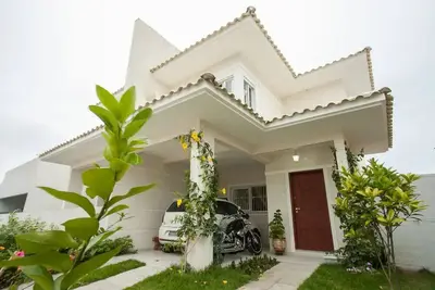 Image de Casa com Piscina em Condomínio a 900m da Praia!
