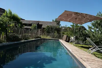 Maison de campagne avec vue, au calme, avec piscine.