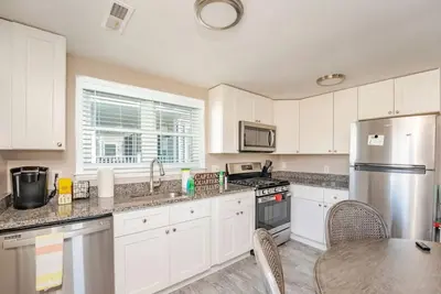 Image de Beach Bliss! | 1 Block From Beach | Upstairs Unit