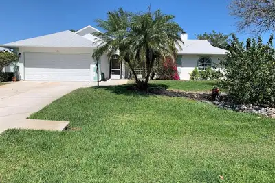 Image de Sunny Florida style home with a beautiful covered pool located near the ocean.