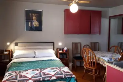 Image de Luisa's Guest Suite, a little penthouse & deck on a 1921 building. Pet friendly.