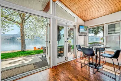 Image de Beautiful Cabin Right next to Lake Okanagan #5
