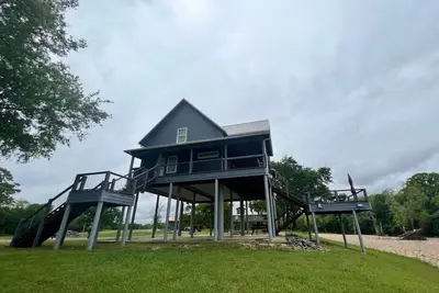 Image de Caddo Lookout: Waterfront cabin with two decks and amazing views.