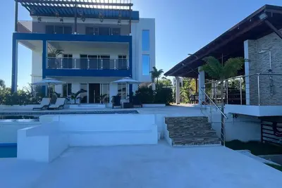 Image de Luxury Beach Front Villa with Private pool and stunning Ocean View!