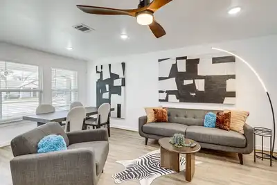Image de 3 Mi to Nrg Stadium: Sleek Houston Retreat!