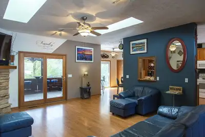 Image de Hidden gem, secluded yet close to everything. Perfect multi-family retreat.