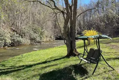 Image de Cozy creek side cabin. Pet Friendly. Single Story, with ramp at entry