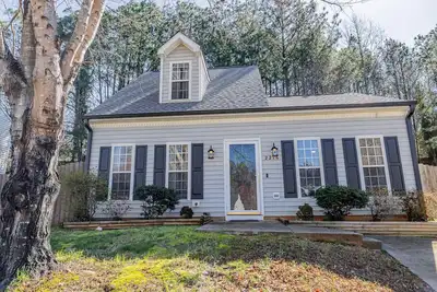Image de Modern & Cozy Pet-Friendly Home w/ Backyard near Downtown Raleigh and Ncsu