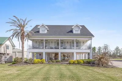 Image de Luxury riverfront home w/ pool, fishing dock, & boat house w/ lift! Sleeps 14