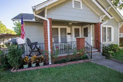 Image de 100yr home with peaceful 1940s vibe and modern amenities in historic downtown.