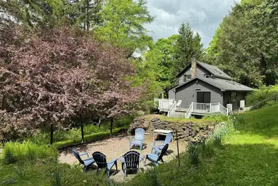 Image de Architectural Gem - Catskill Chalet, hot tub, wraparound deck on 6 acres
