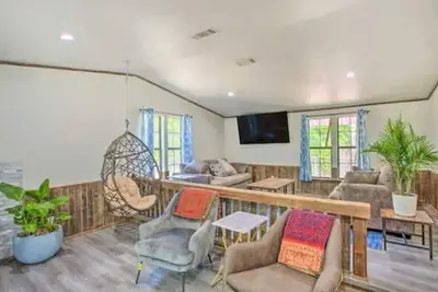 Image de Lakefront Beach House Retreat - Escape to Nature!