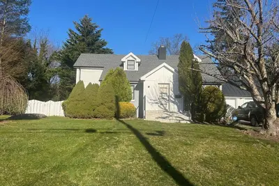 Image de Summer retreat! 40 minutes from Nyc with heated pool. Steps away from the water