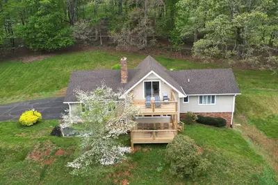 Image de Spacious home in the Blue Ridge Mountains. Relaxing location and Pet Friendly!