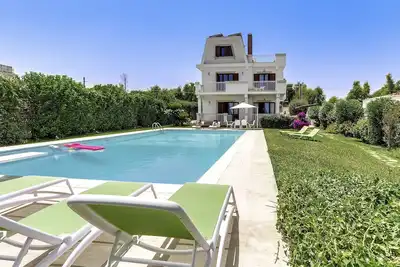 Image de Beachfront Syracuse Villa | 5 Bedrooms | Villa Maddocazzo | Spectacular Sea Views | Great Terrace Area