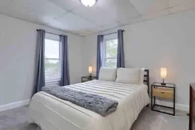 Image de Three Bedroom Apt. with laundry, whole house