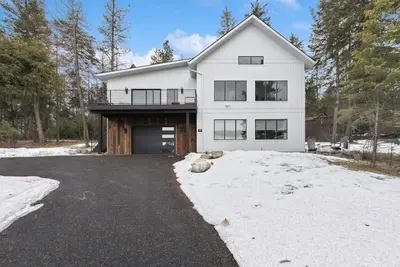 Lake Views, Modern & Luxurious, Walk to Town