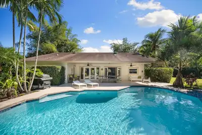 Image de Welcome To Your Private Oasis, Fully Gated Abd Private Property, Heated Pool.