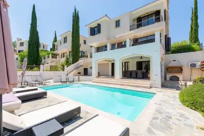 Image de Villa Chelona a villa that sleeps 6 guests in 3 bedrooms in Latchi