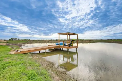 Image de 14 Acres w/ Pond Access: Farmhouse in Temple!