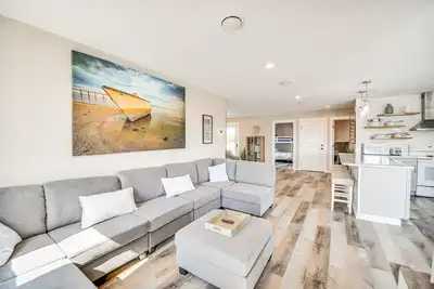 Image de Bright Kitty Hawk Home w/ Hot Tub, Walk to Beach!