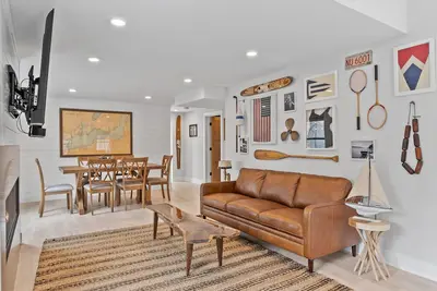 Image de Fully remodeled Lake Retreat-Walking distance to Lake Geneva includes boat slip!