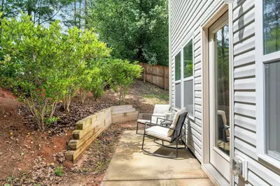 Image de 3 bed 2. 5 bath Townhome with private patio.